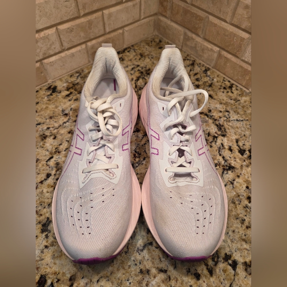 ASICS Women Novablast 4